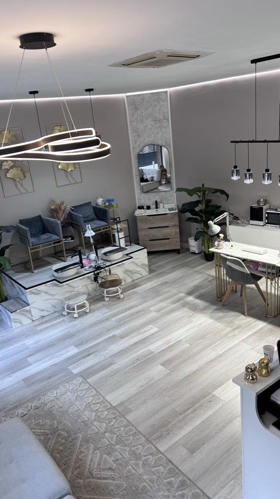 Interior del saló LUZLU Nails, amb butaques de pedicura i taules de manicura